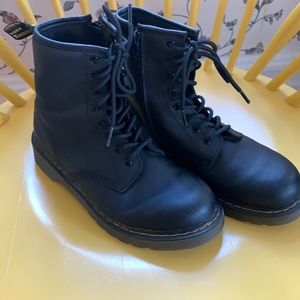 YOUTH Dr Martens